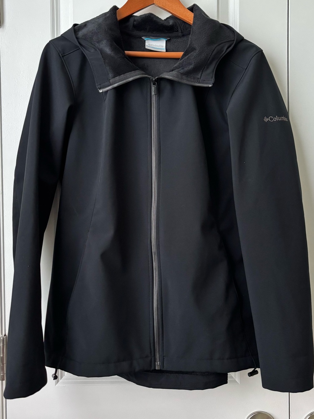 Columbia Softshell Water Resistant Jacket in Black with Hood & Warm Lining Large